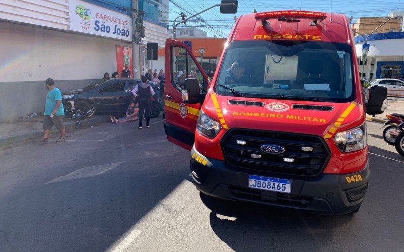 ACIDENTE DE TRÂNSITO: Motorista tem mal súbito, bate contra motos estacionadas e atropela pedestre na calçada