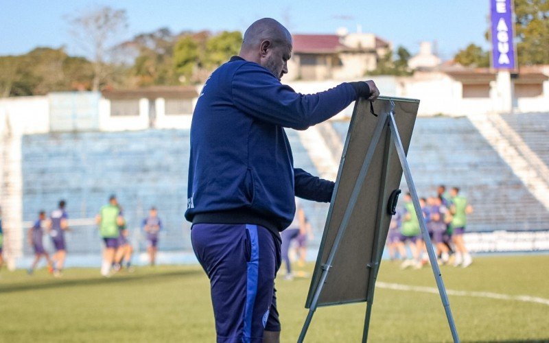 China Balbino comanda treino antes da partida contra o SÃ£o JosÃ©