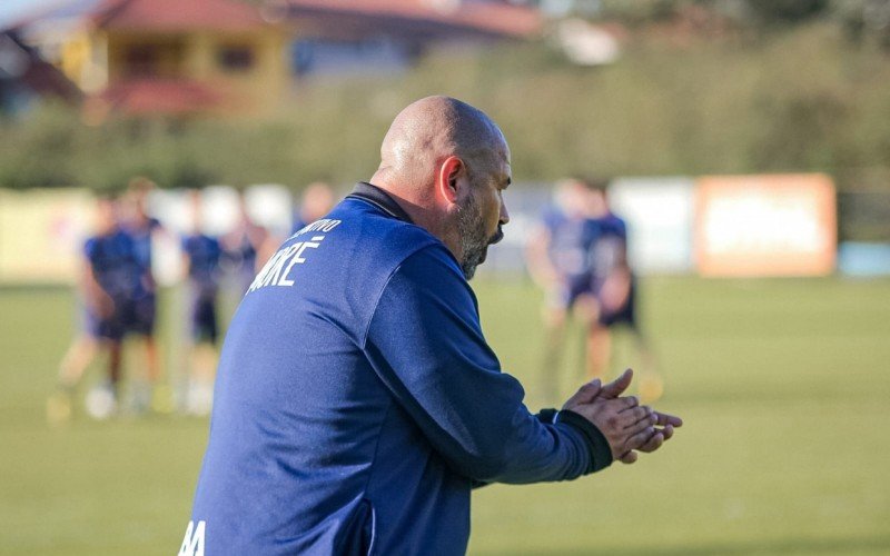 China Balbino comanda treino antes da partida contra o SÃ£o JosÃ©