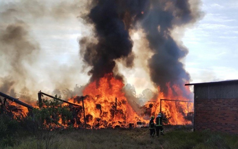 Fogo atinge depósitos em Taquara, às margens da RS-115 | Jornal NH