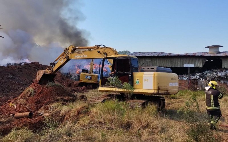 Retroescavadeiras estão no local para auxiliar no combate ao fogo na RS-115 | Jornal NH