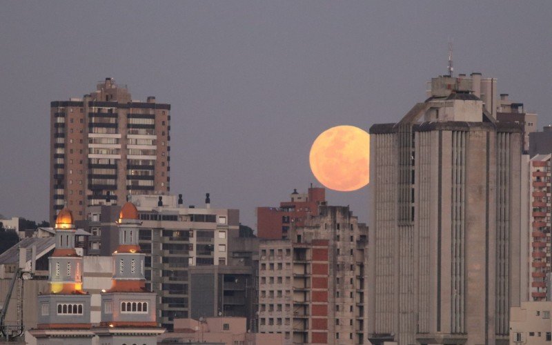 Superlua vista de Novo Hamburgo no fim da tarde desta terÃ§a-feira (1Âº)