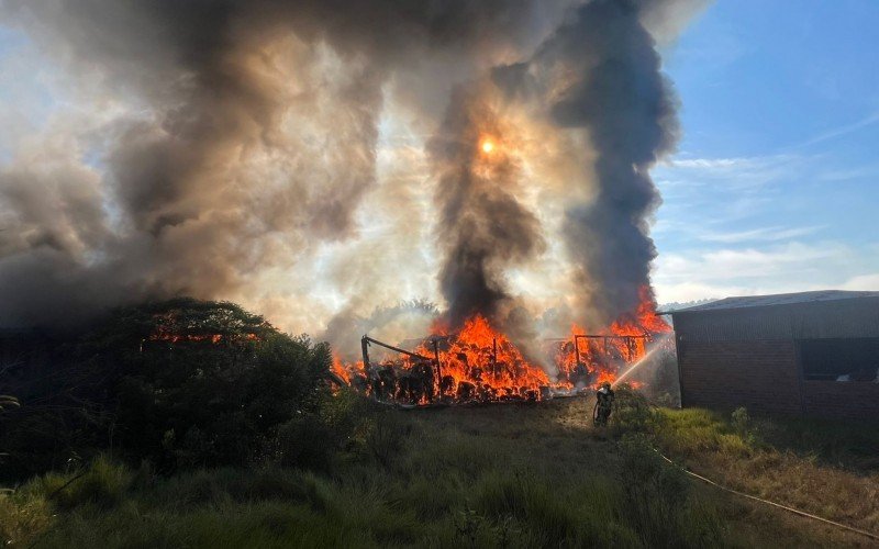 Mais dois depósitos pegam fogo na RS-115, em Taquara | Jornal NH