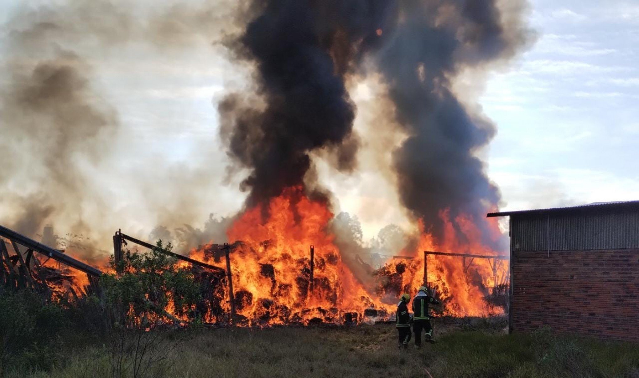 INCÊNDIO: Depósitos queimam às margens de rodovia; este é o segundo caso em seis dias