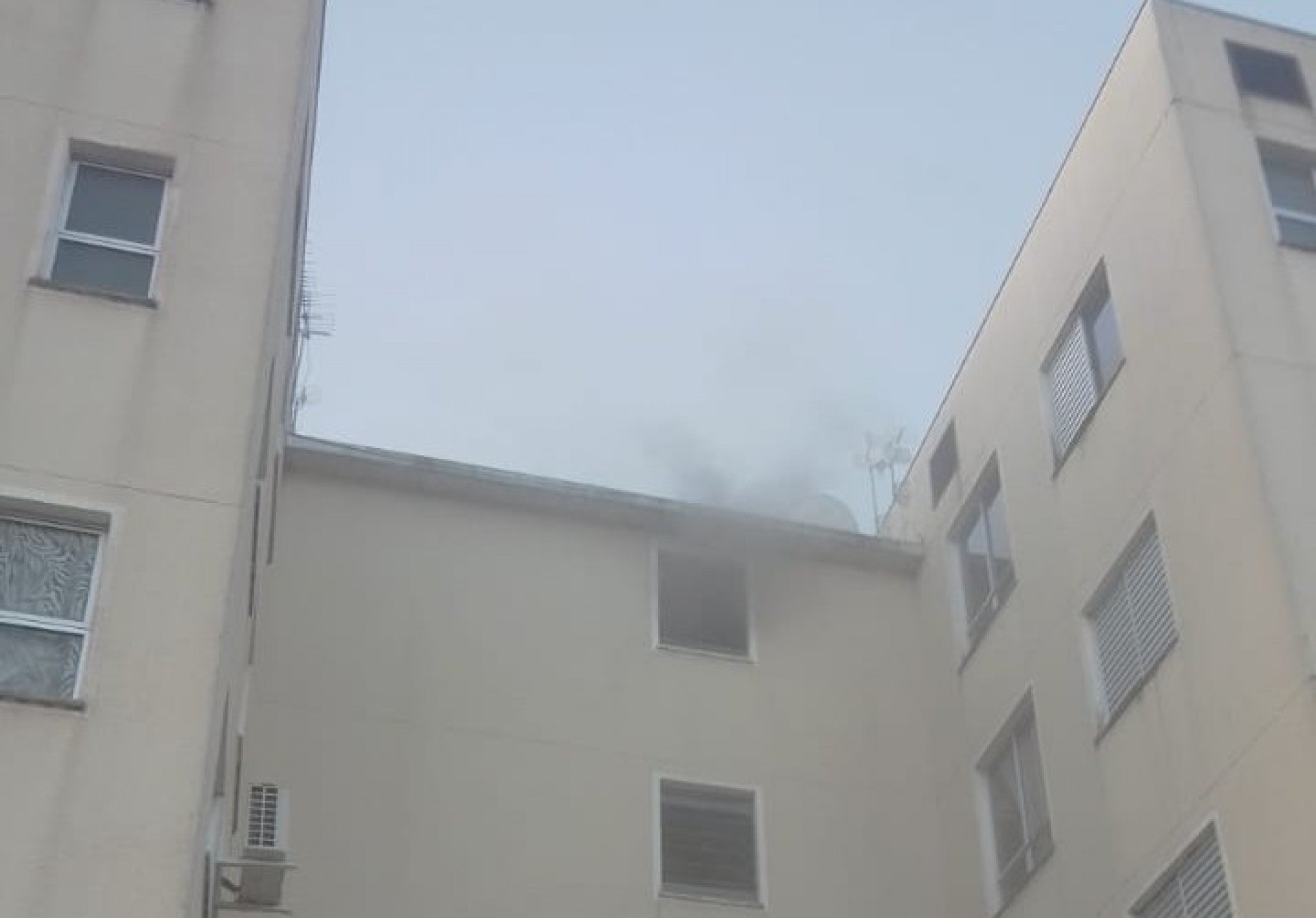 Corpo de Bombeiros combate princípio de incêndio em condomínio de Novo Hamburgo