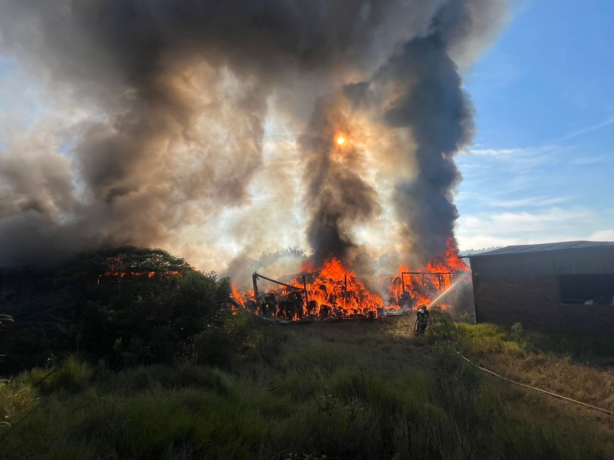 "Forte indício de que tenham sido criminosos": Policia aciona IGP e Deic para investigar incêndios em depósitos; entenda