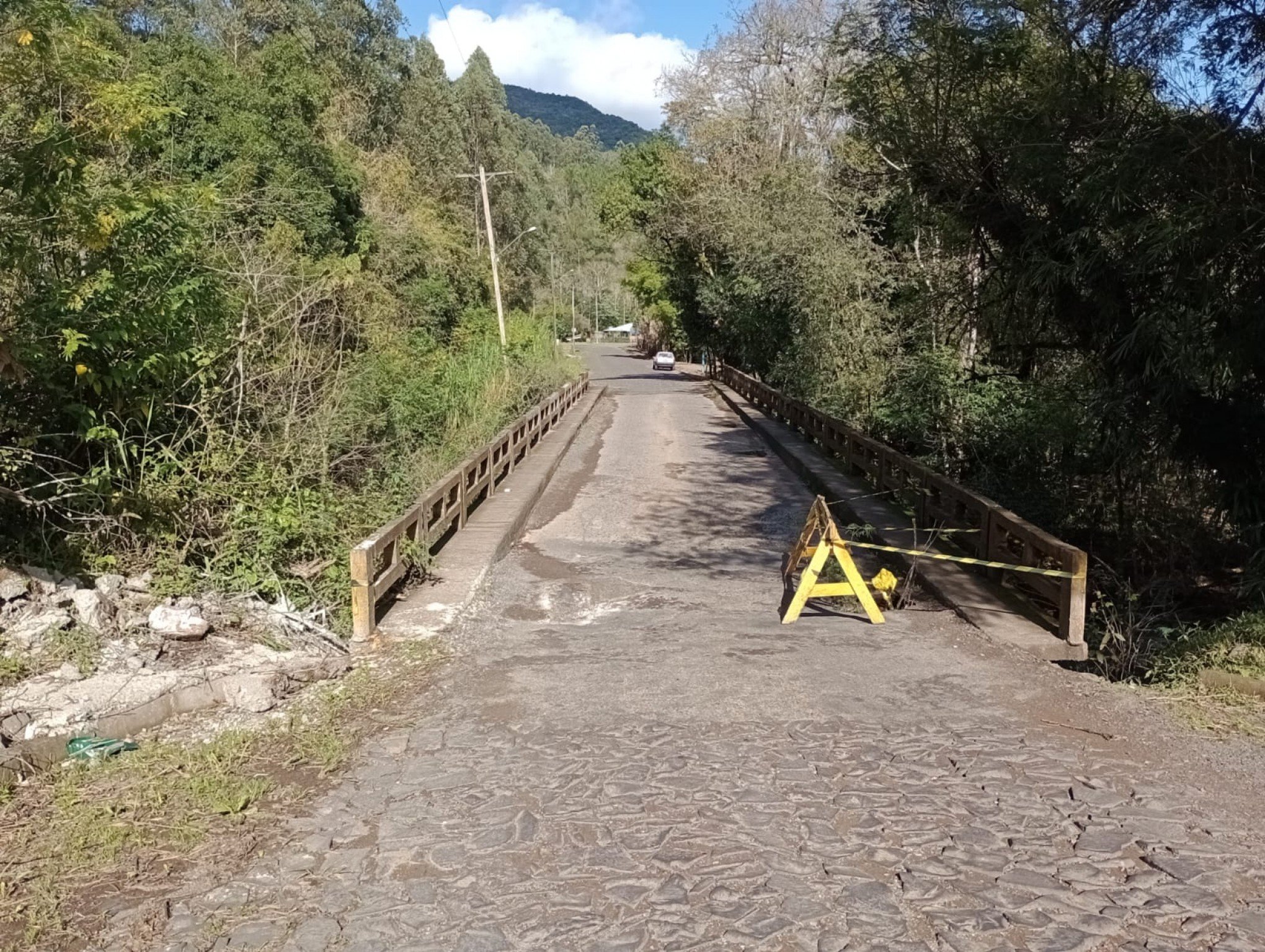 Passagem de veículos está bloqueada na Ponte do Moreira; entenda