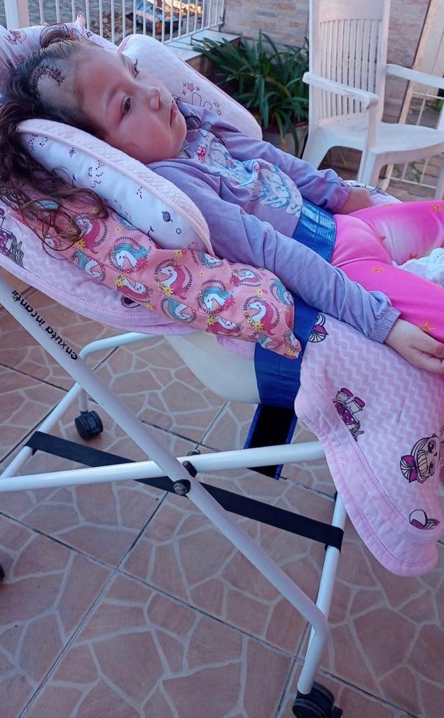 Para que Ana Clara consiga ficar confortável sentada, os pais adaptaram uma cadeira de rodas de banho | Jornal NH