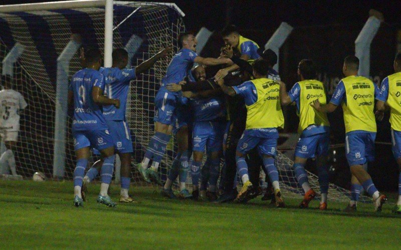 GarrÃ© vibra com os companheiros o gol que deu a vitÃ³ria para o Noia sobre o GrÃªmio