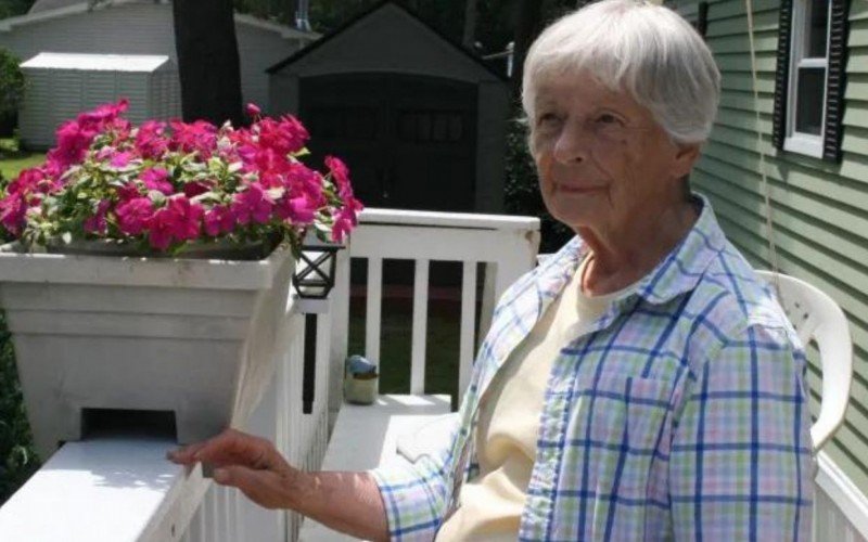 Idosa de 87 anos luta contra adolescente que invadiu a casa e oferece comida a ele | Jornal NH