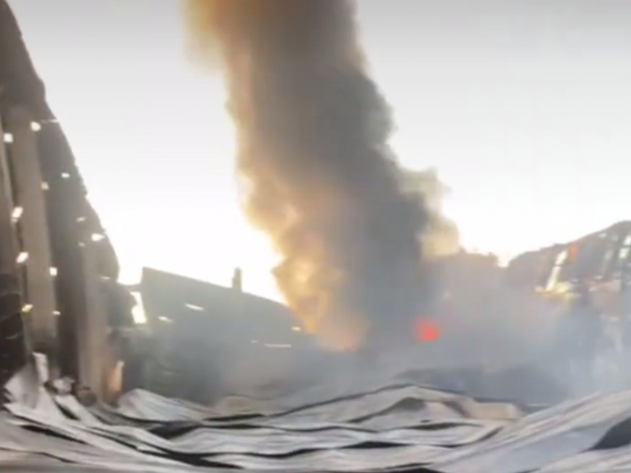 VÍDEO: Prédio de empresa é totalmente destruído por incêndio