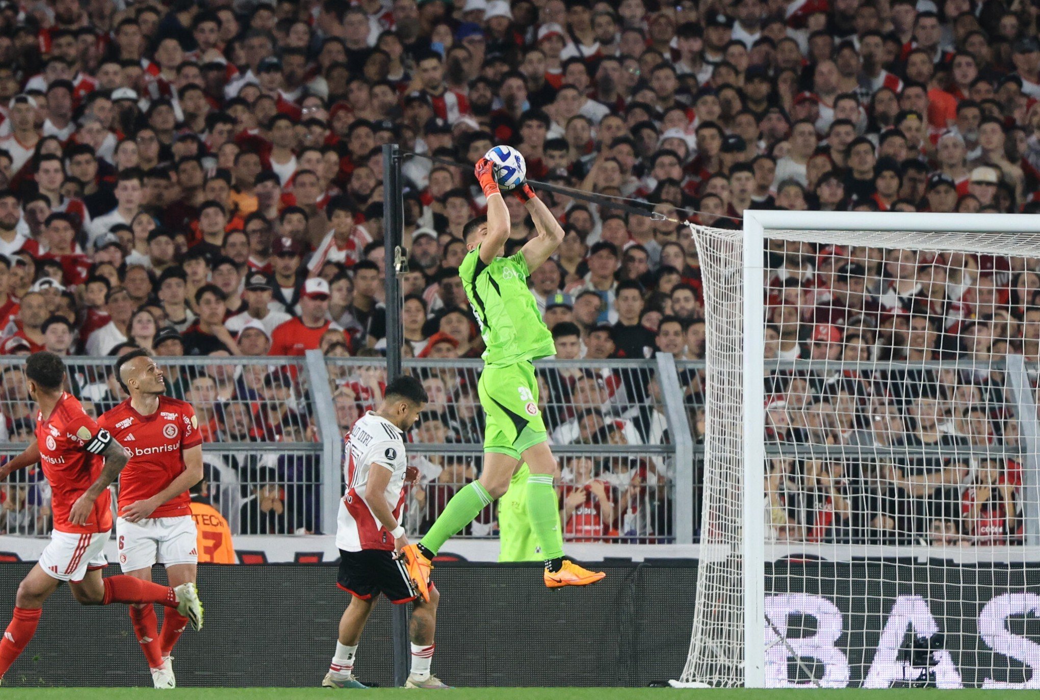 Goleiro Rochet lamenta a derrota de virada para o River: "Gosto que fica é amargo"