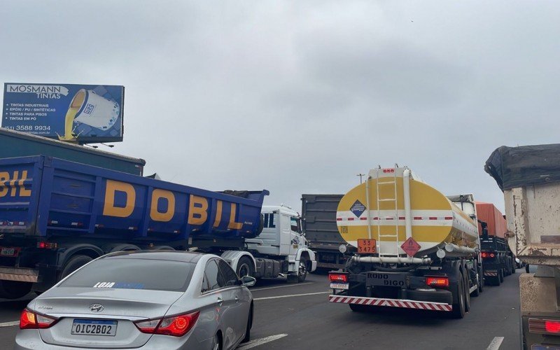 TrÃ¢nsito congestionado na BR-116, em SÃ£o Leopoldo