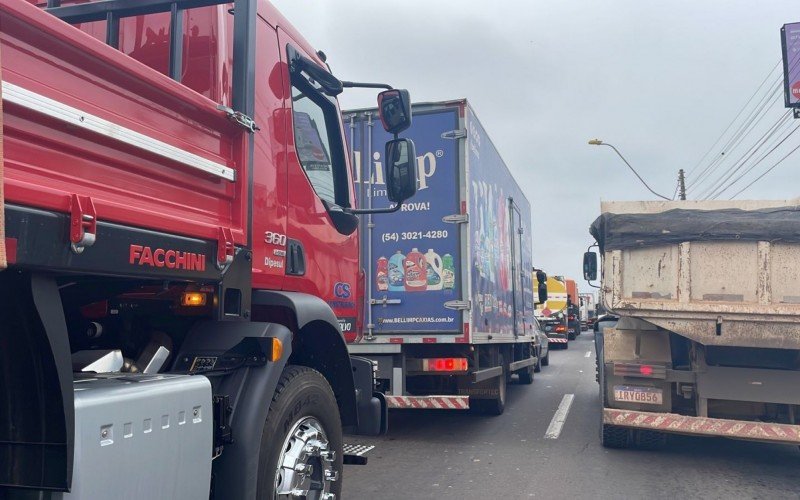 TrÃ¢nsito congestionado na BR-116, em SÃ£o Leopoldo