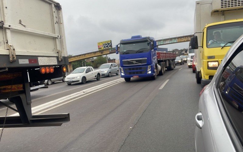 TrÃ¢nsito congestionado na BR-116, em SÃ£o Leopoldo