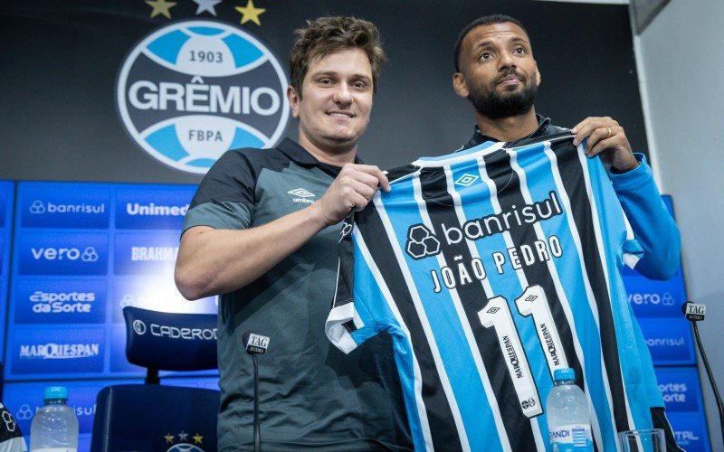 AntÃ´nio Brum apresenta os atacantes Lucas Bezossi e JoÃ£o Pedro como novos reforÃ§os do GrÃªmio