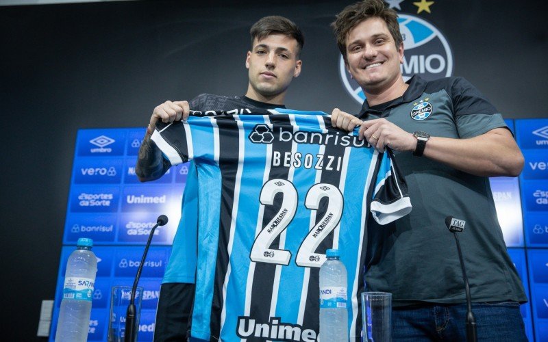 AntÃ´nio Brum apresenta os atacantes Lucas Bezossi e JoÃ£o Pedro como novos reforÃ§os do GrÃªmio