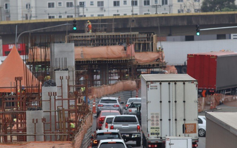 Obras dos viadutos na Scharlau já estão perto de completar nove meses com diversas intervenções no trânsito 