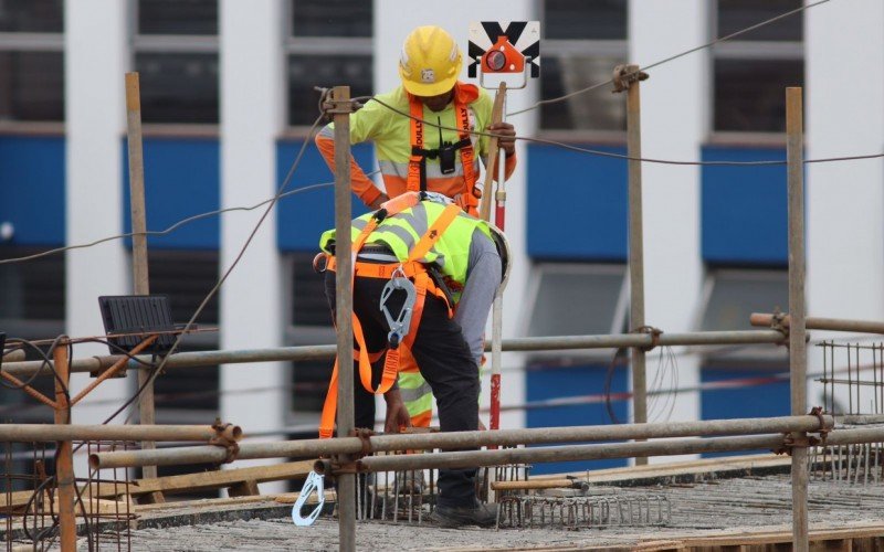 Obras no complexo da Scharlau, em SÃ£o Leopoldo, gera tranqueira na BR-116