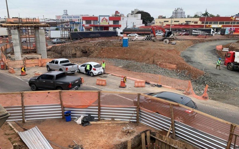 Obras no complexo da Scharlau, em SÃ£o Leopoldo, gera tranqueira na BR-116