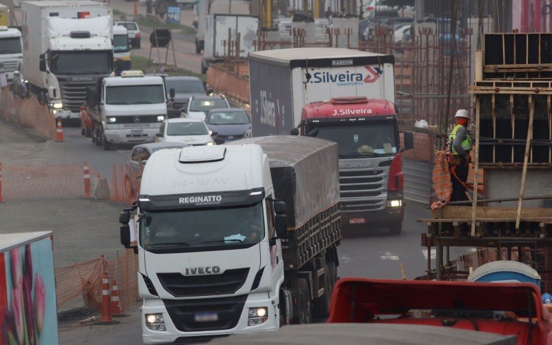 Obras no complexo da Scharlau, em SÃ£o Leopoldo, gera tranqueira na BR-116