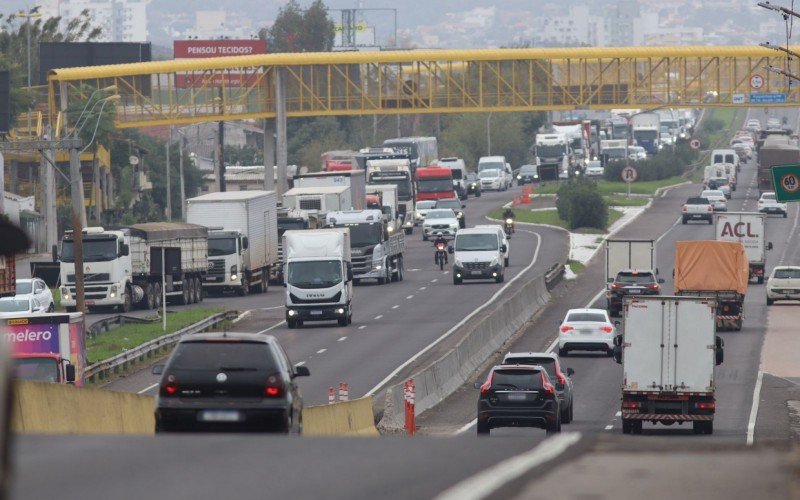 Obras no complexo da Scharlau, em SÃ£o Leopoldo, gera tranqueira na BR-116