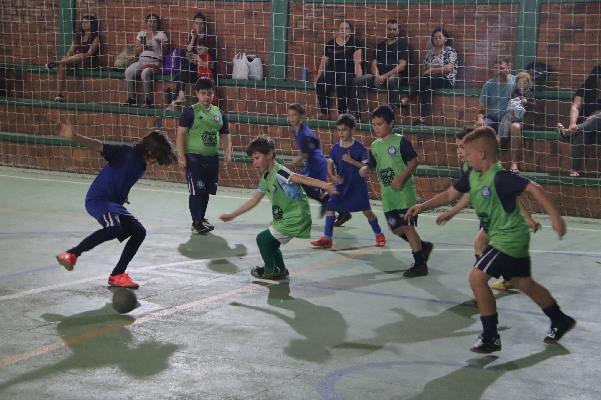 Escolinha do Aimoré ensina futsal a crianças e adolescentes em São Leopoldo