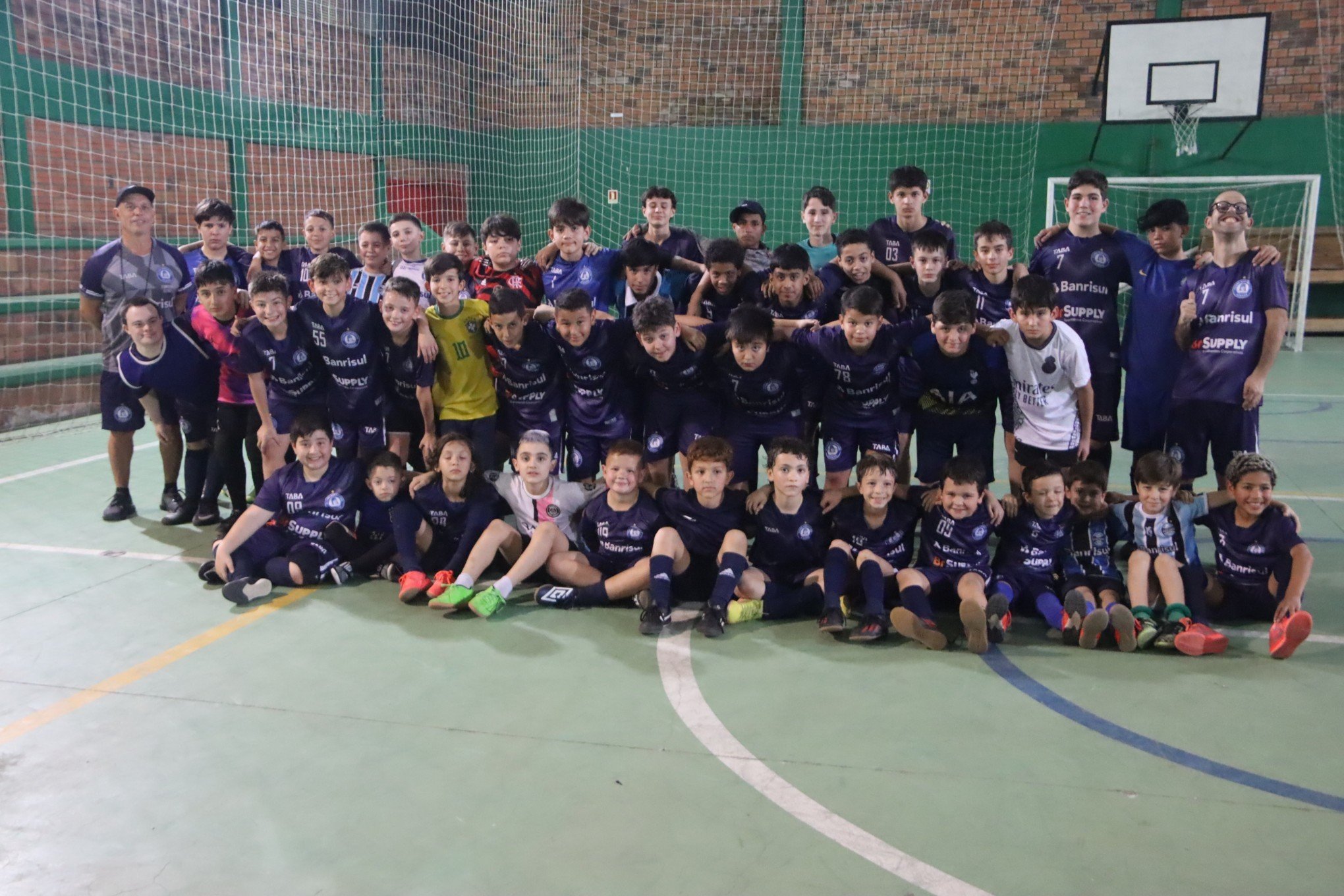 Treinamento futsal de futebol para crianças. Jovem jogador de