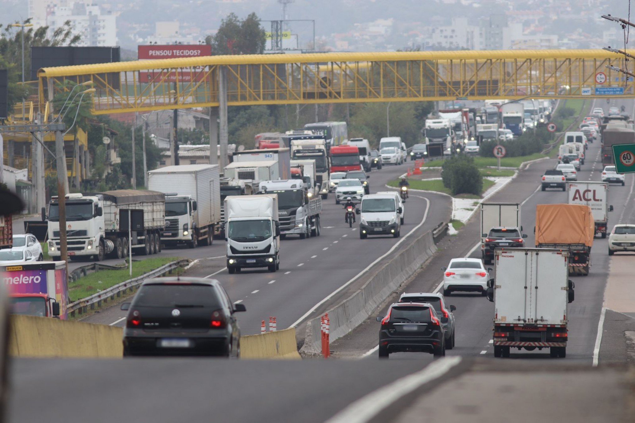 "Tá tudo parado" na BR-116: Motoristas enfrentam congestionamento de cerca de 8 quilômetros