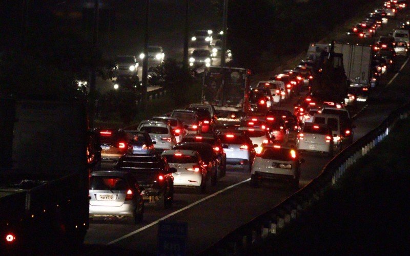 Noite de muito congestionamento na BR-116, entre Novo Hamburgo e São Leopoldo | Jornal NH