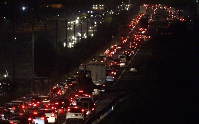 Noite de muito congestionamento na BR-116, entre Novo Hamburgo e São Leopoldo | Jornal NH