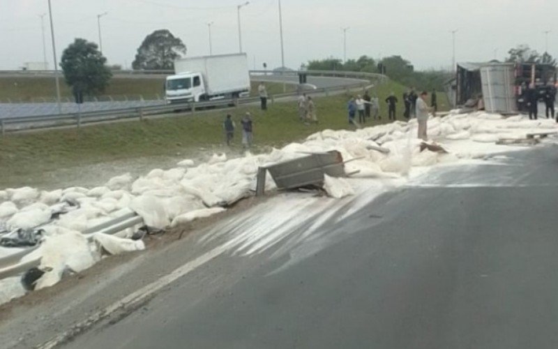 ACIDENTE DE TRÂNSITO: Motorista de carreta morre após veículo tombar na alça de acesso da BR-448