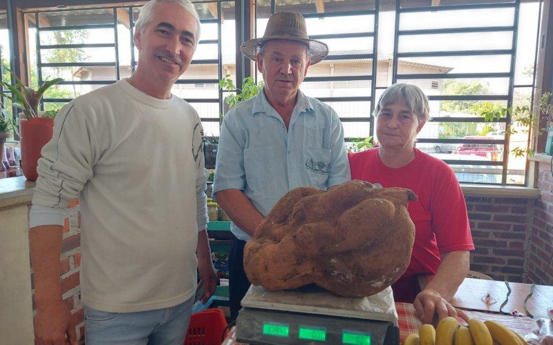 Paulo Reichert e Maria Madalena Reichert recebeu a visita do secretÃ¡rio da Agricultura,  Jair Silva, que foi conferir a produÃ§Ã£o da famÃ­lia na feira