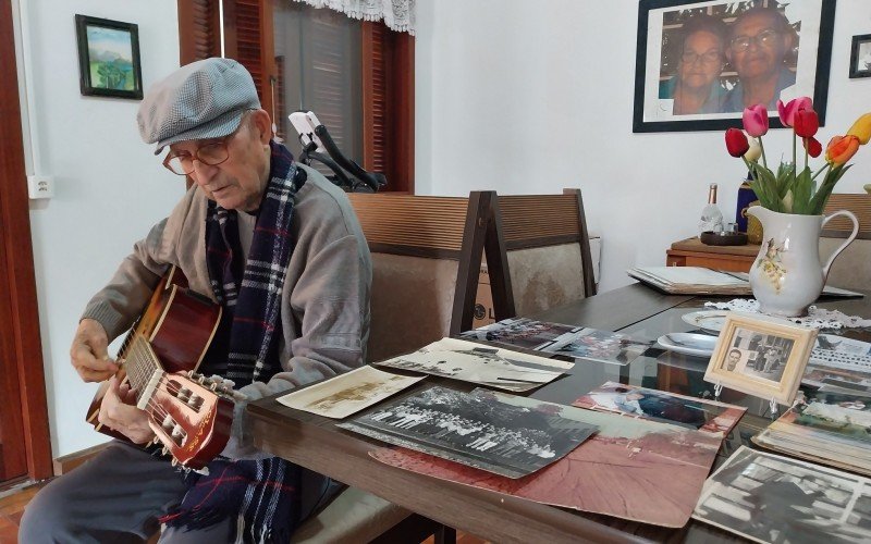 Aos 93 anos, Seu Conceição se dedica ao violão | Jornal NH