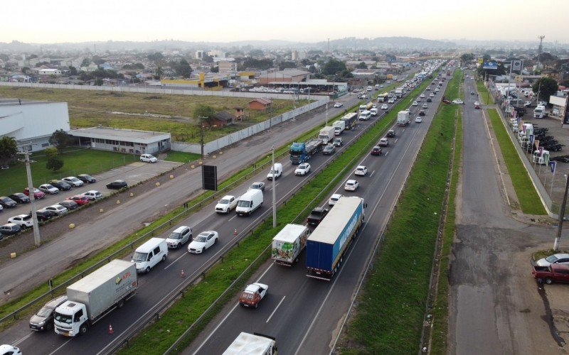 BR-116 em dia de congestionamento próximo ao Rio dos Sinos