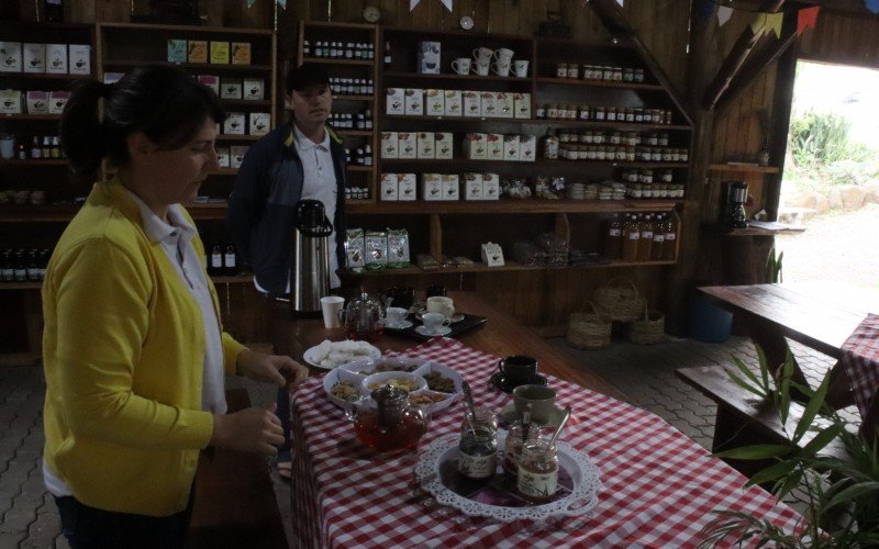 AgronegÃ³cio - agosto, 2023. AgroindÃºstria Produtos Lilen, em Picada CafÃ©, produÃ§Ã£o de orgÃ¢nicos. FamÃ­lia Rohr: Roberto, Clarice, Eduarda e Rafaela.