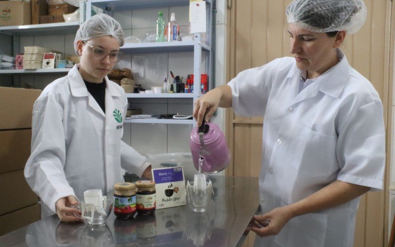 AgronegÃ³cio - agosto, 2023. AgroindÃºstria Produtos Lilen, em Picada CafÃ©, produÃ§Ã£o de orgÃ¢nicos. FamÃ­lia Rohr: Roberto, Clarice, Eduarda e Rafaela.