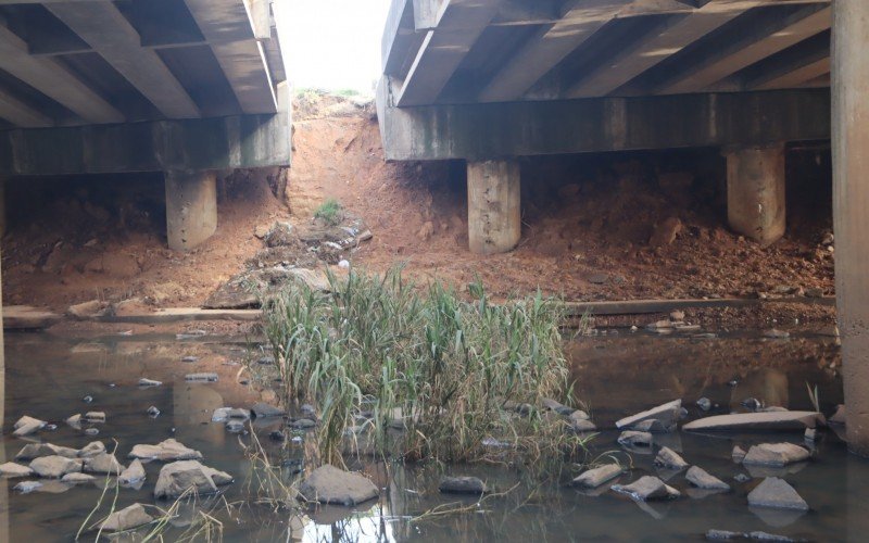 Visão sob a ponte da várzea do Rio do Sinos na BR-116 onde o muro de contenção desabou