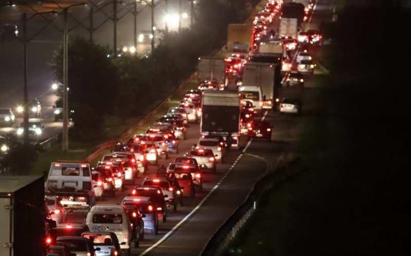 Noite de muito congestionamento na BR-116, entre Novo Hamburgo e São Leopoldo | Jornal NH