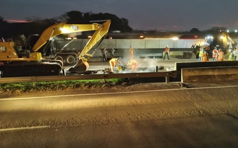 Obra no local do desabamento de muro de contenção da ponte da várzea do Sinos na BR-116