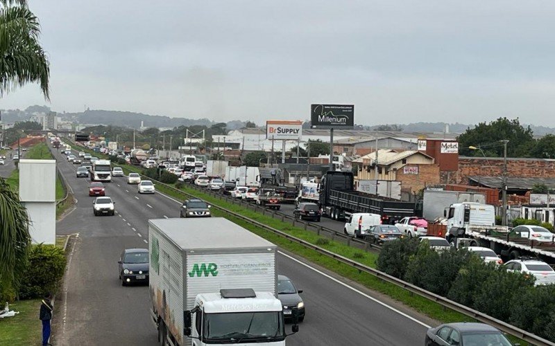 Tranqueira na BR-116 em SÃ£o Leopoldo 