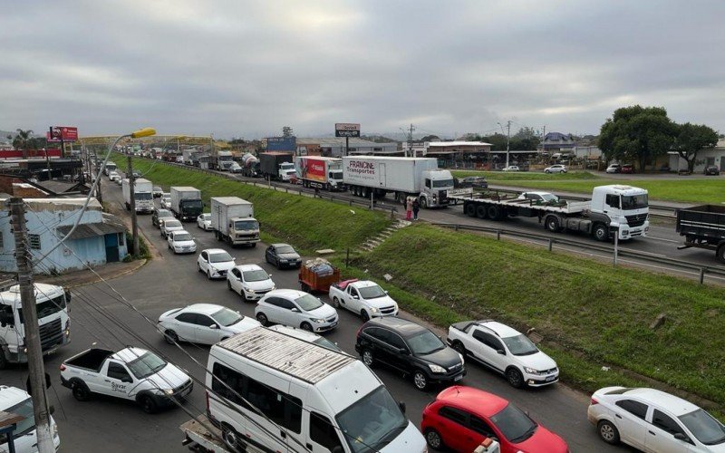 Tranqueira na BR-116 em SÃ£o Leopoldo 