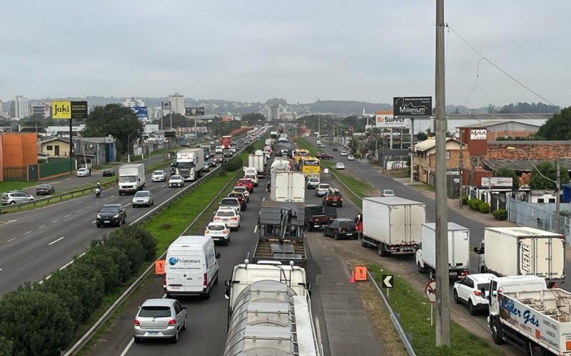 Tranqueira na BR-116 em SÃ£o Leopoldo 