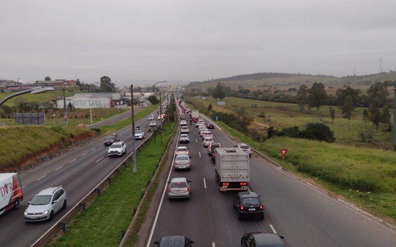 CAOS NA BR-116: Obras da ponte do Rio dos Sinos geram congestionamento de 6 km; confira
