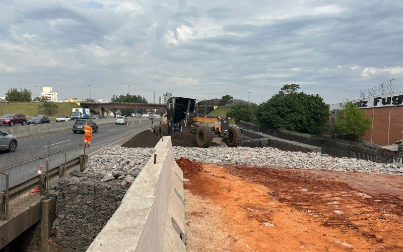 CAOS NA BR-116: Desvio só ficará pronto no fim da tarde e trecho sobre o Rio dos Sinos segue com congestionamento
