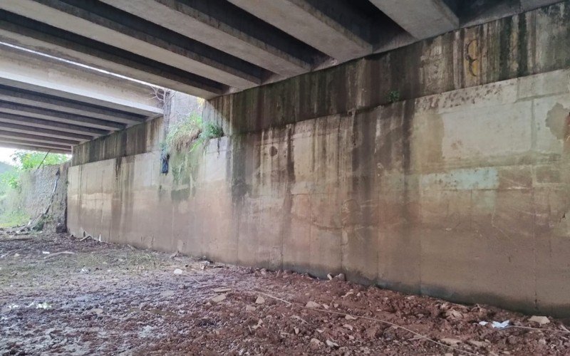 Muro de contenção da cabeceira norte da ponte sobre a várzea do Rio dos Sinos (o muro que desabou do lado sul era semelhante a este)