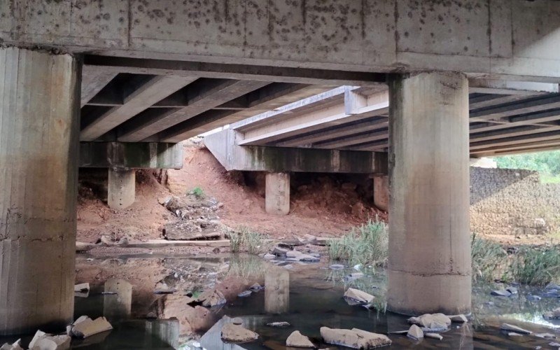 Muro de contenÃ§Ã£o da cabeceira sul da ponte sobre a vÃ¡rzea do Rio dos Sinos desabou