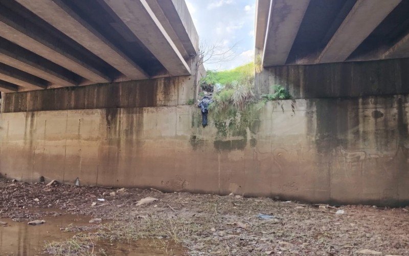 Muro de contenção da cabeceira norte da ponte sobre a várzea do Rio dos Sinos (o muro que desabou do lado sul era semelhante a este)