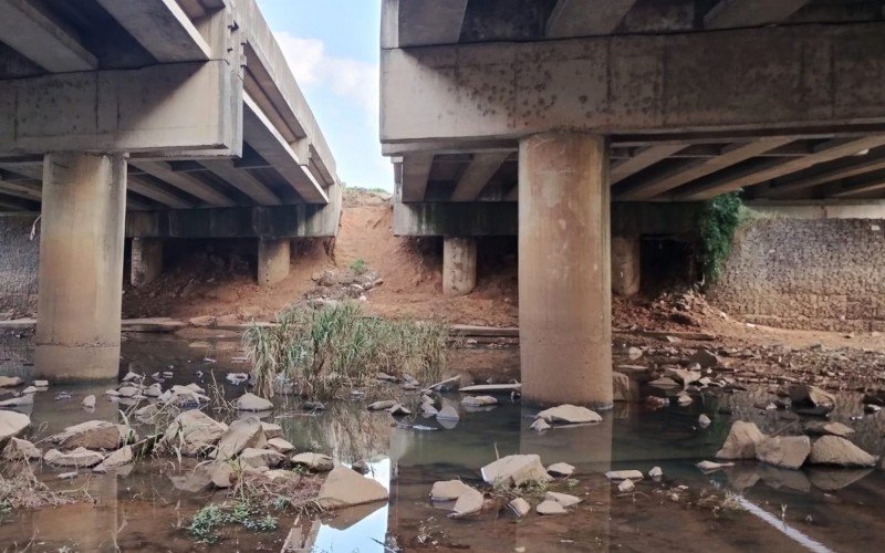 Muro de contenÃ§Ã£o da cabeceira sul da ponte sobre a vÃ¡rzea do Rio dos Sinos desabou