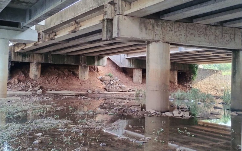 Muro de contenÃ§Ã£o da cabeceira sul da ponte sobre a vÃ¡rzea do Rio dos Sinos desabou